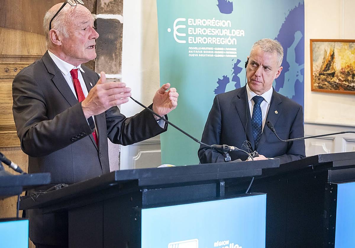 Urkullu atiende a Rousset en su encuentro del martes.