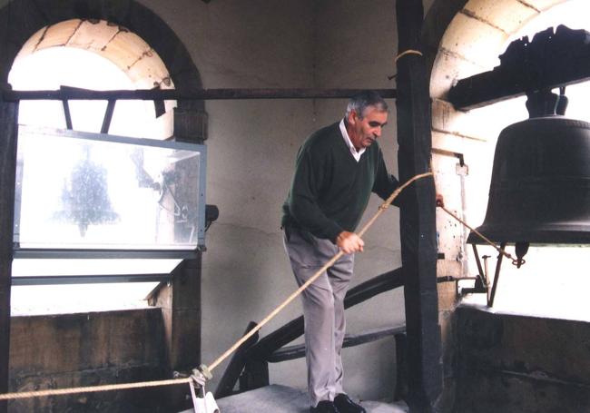 Carmelo Olano hacía llegar los repiques de campanas en las grandes festividades de San Martín de Beasain desde la torre de la parroquia a la población.