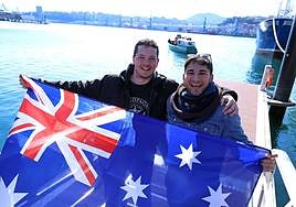 Ion Ander Núñez y Xabier González, con la bandera de Australia en Pasaia.