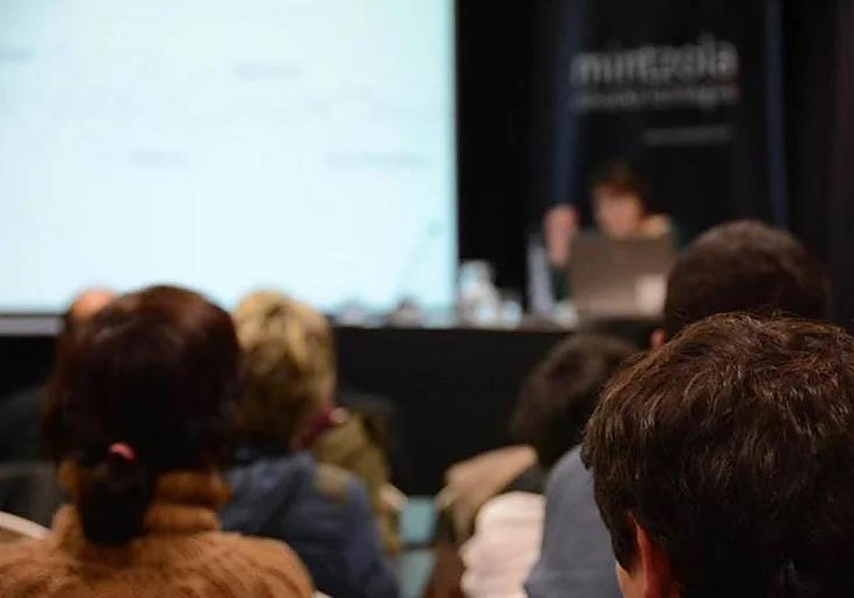 Bertsolaritzaren ikerketa zientifikoa sustatzeko bi deialdi aurkeztu dituzte