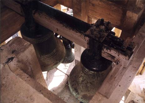 Imagen secundaria 1 - El campanero Antonio Eceiza, en San Martín de Arano. Debajo, las campanas de San Vicente, en la Parte Vieja donostiarra, y campana de la iglesia parroquial de San Pedro, en Eskoriatza.