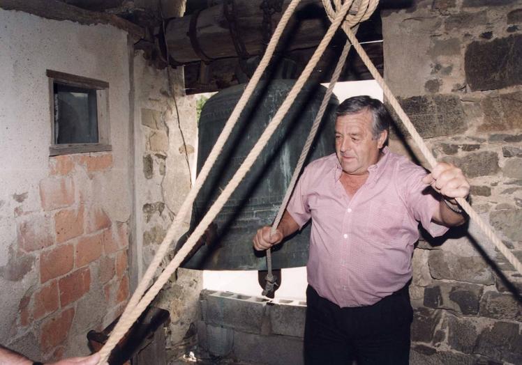 Imagen principal - El campanero Antonio Eceiza, en San Martín de Arano. Debajo, las campanas de San Vicente, en la Parte Vieja donostiarra, y campana de la iglesia parroquial de San Pedro, en Eskoriatza.