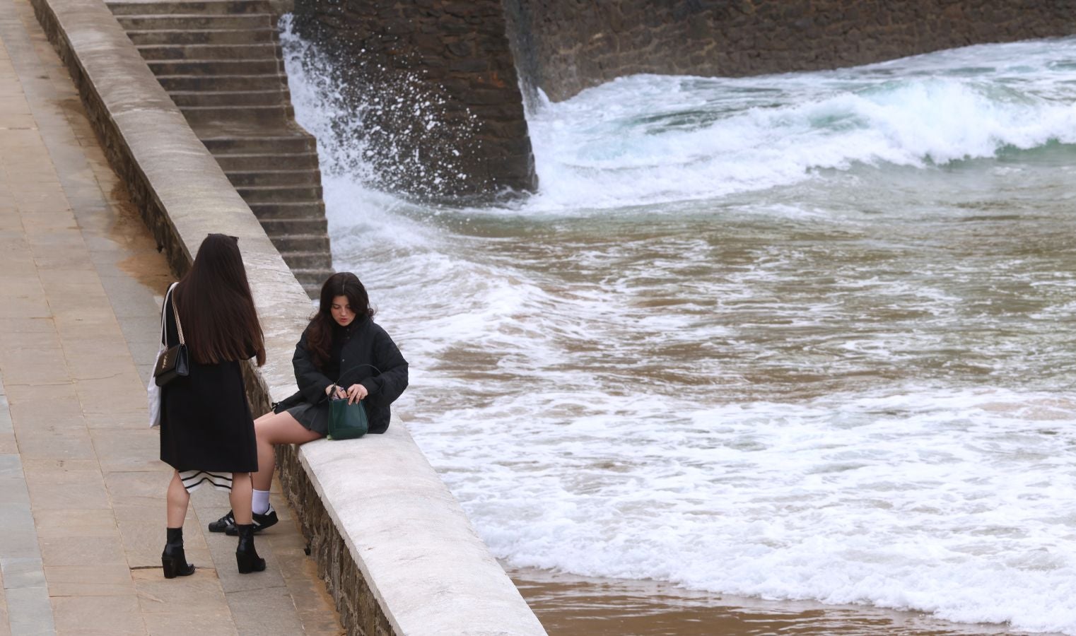 El mar se &#039;traga&#039; la playa de Zarautz