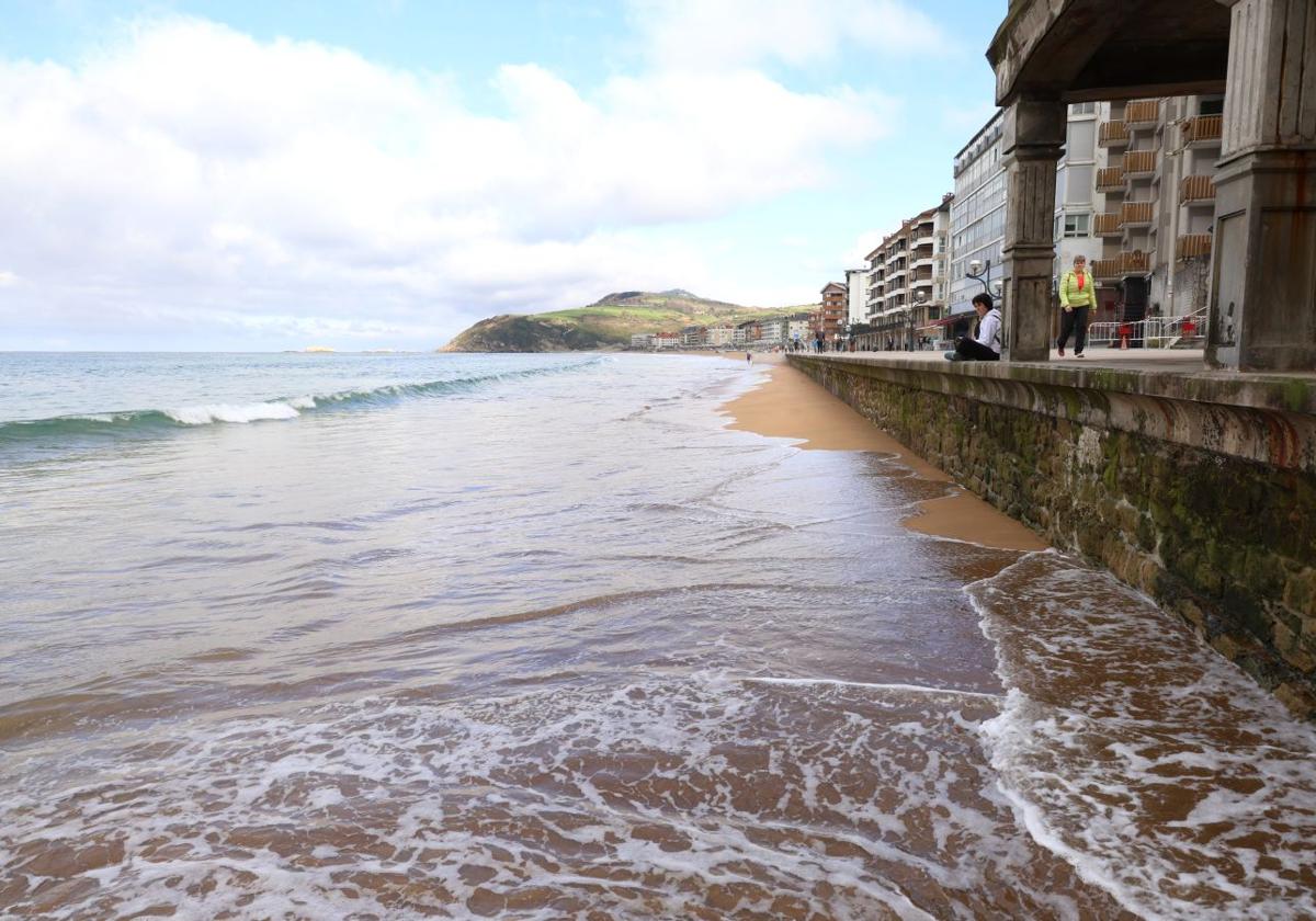 El mar se &#039;traga&#039; la playa de Zarautz