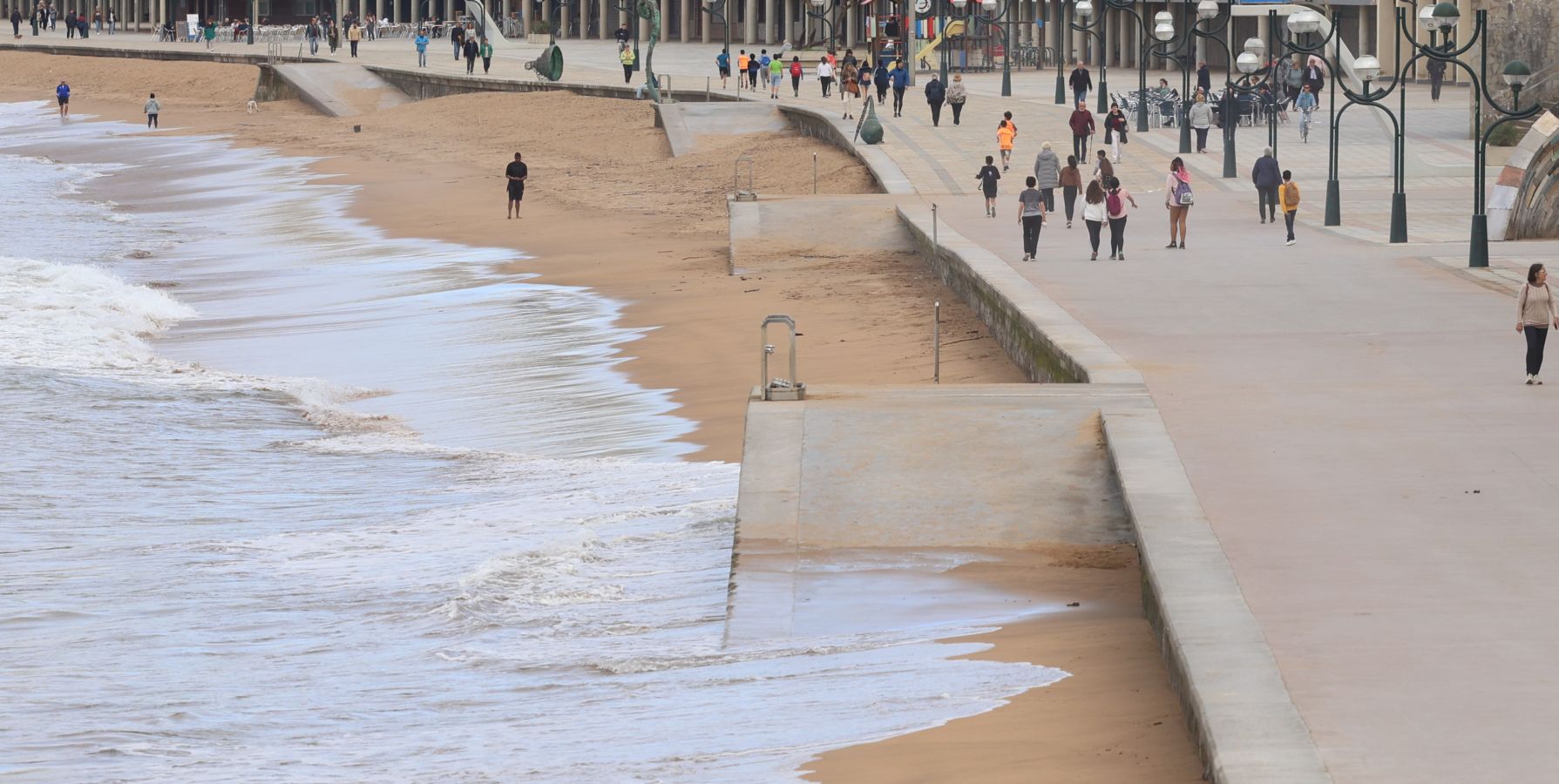 El mar se &#039;traga&#039; la playa de Zarautz