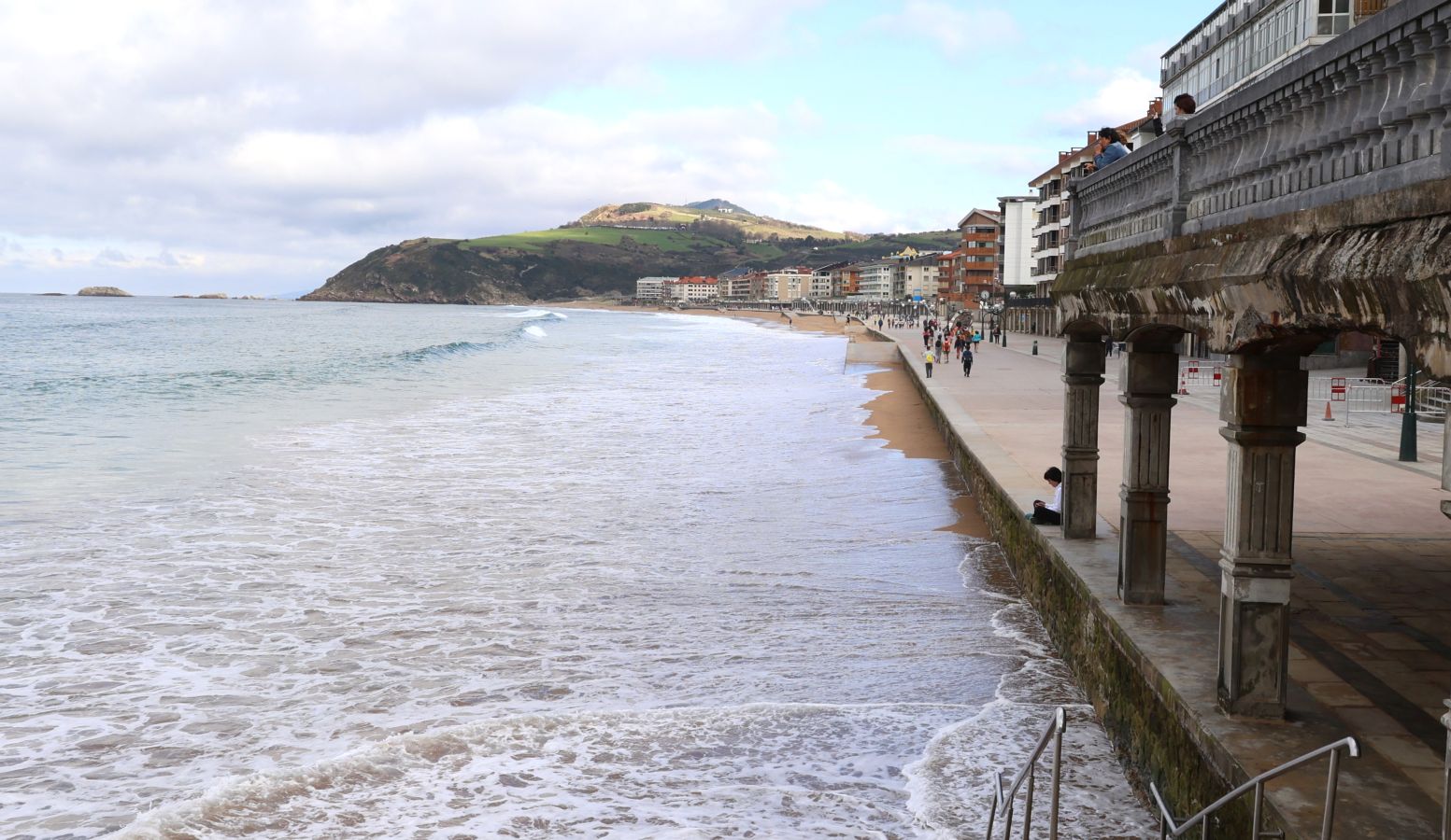 El mar se &#039;traga&#039; la playa de Zarautz