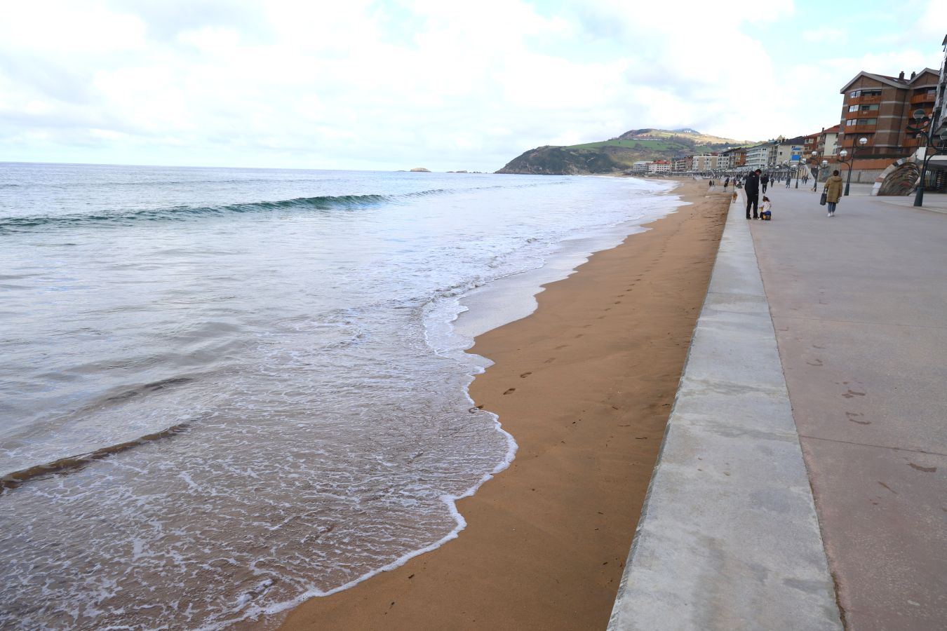 El mar se &#039;traga&#039; la playa de Zarautz