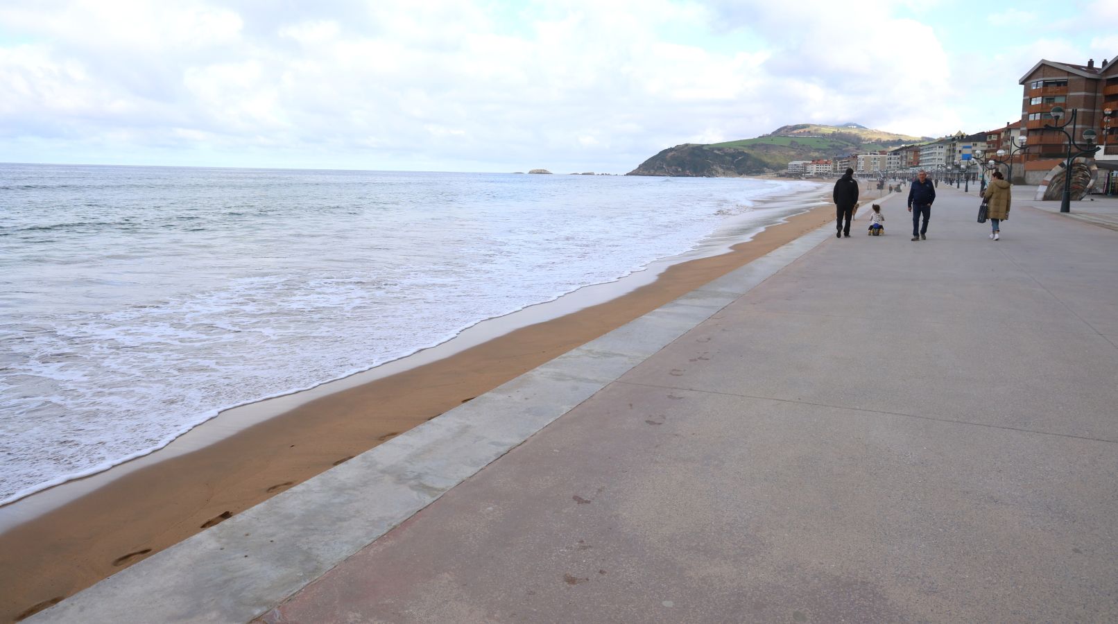 El mar se &#039;traga&#039; la playa de Zarautz