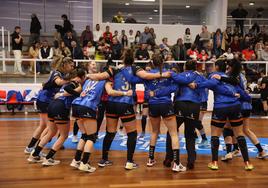 Las jugadoras del Bera Bera celebran el primer puesto formando un corrillo ayer en A Sangriña.