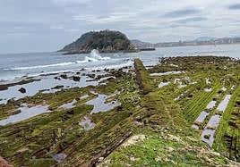 Las rocas unen Ondarreta con la Isla en la bahía donostiarra este miércoles.