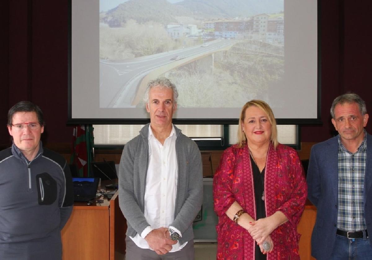 Representantes municipales y forales, ayer, durante la presentación del proyecto.