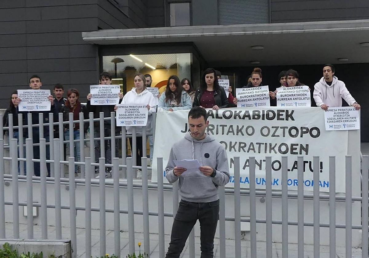 Los vecinos de la calle Lousada 40 reclamaron «mejores condiciones» en sus viviendas sociales.