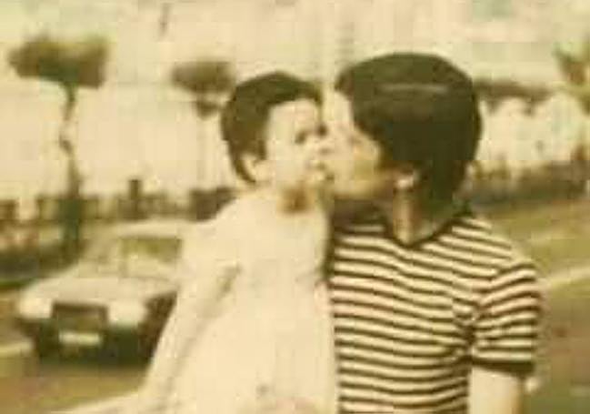 Sutil besa a su hija Tania en Donostia.