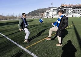 Mikel y Xabier peloteando en Mendibeltz, donde fueron entrenados hace 14 años por Imanol.
