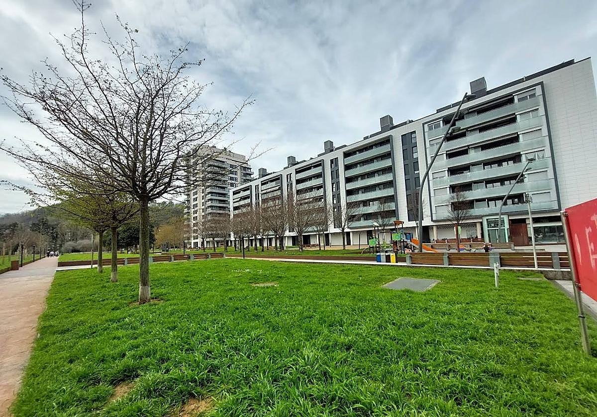 Las placas han sido colocadas en dos árboles del parque Askatasuna y este viernes serán inauguradas