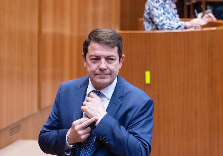 El presidente de Castilla y León, Alfonso Fernández Mañueco, saliendo del pleno de la comunidad haciendo el gesto de la peineta a la bancada socialista.