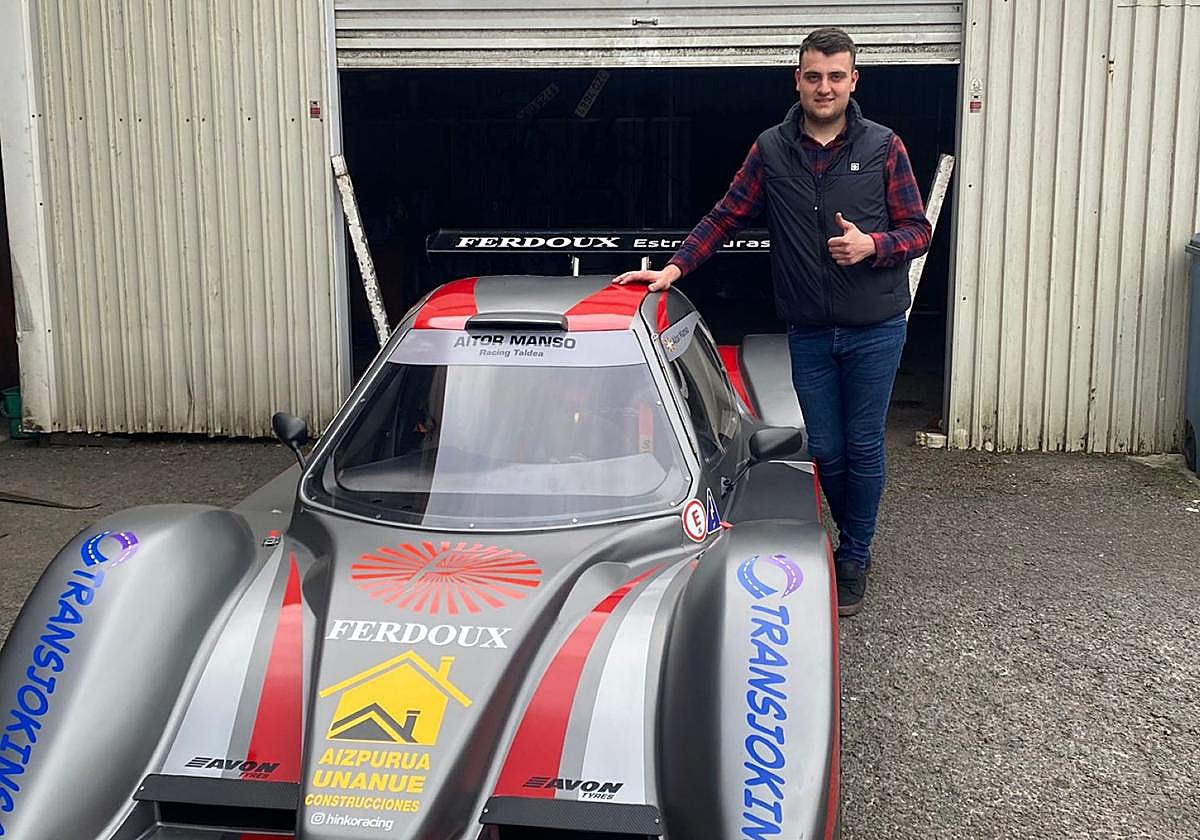 Aitor Manso posa con el coche con el que compite desde este sábado, iniciando su andadura en la subida a Aia.