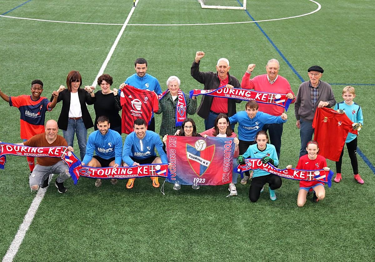 Unión. Jugadores del primer equipo, de otras categorías y socios veteranos caminan juntos hacia el objetivo de la salvación.