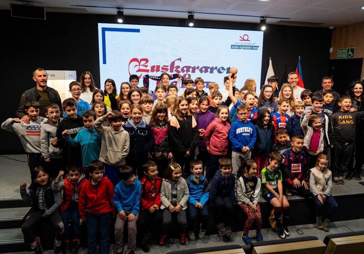 Los niños y niñas de la Ikastola de Mallabia visitaron Ipurua dentro de la campaña Euskararen Baloia.