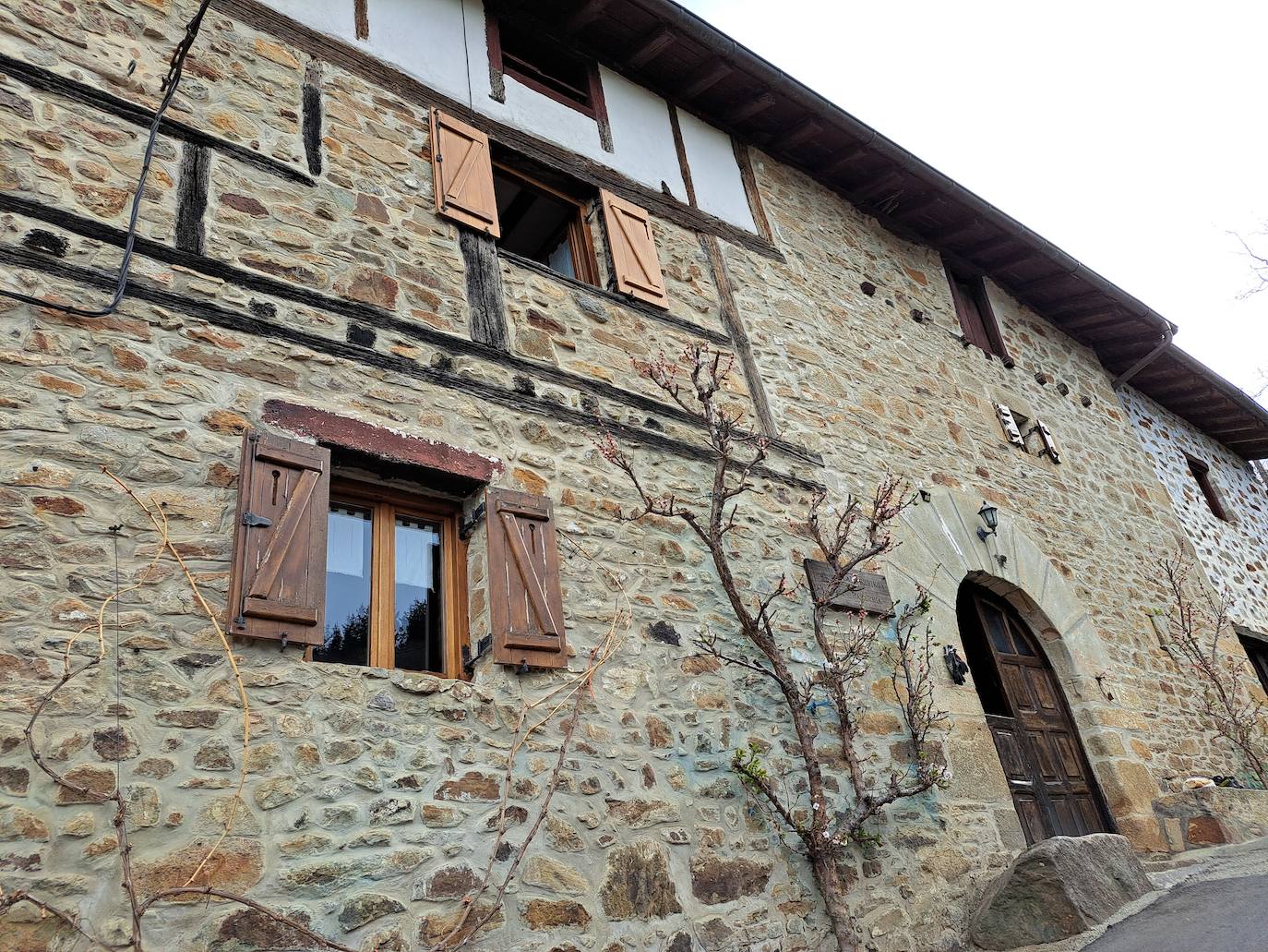 Aitzorrotz, una mole sobre el Alto Deba