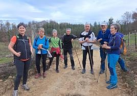 Miembros del grupo Ostegunero que cada jueves realizan una salida al monte, esta semana tocaba a Aitzorrotz