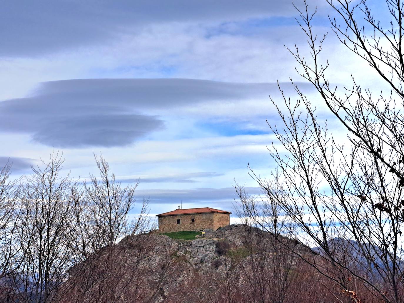 Aitzorrotz, una mole sobre el Alto Deba