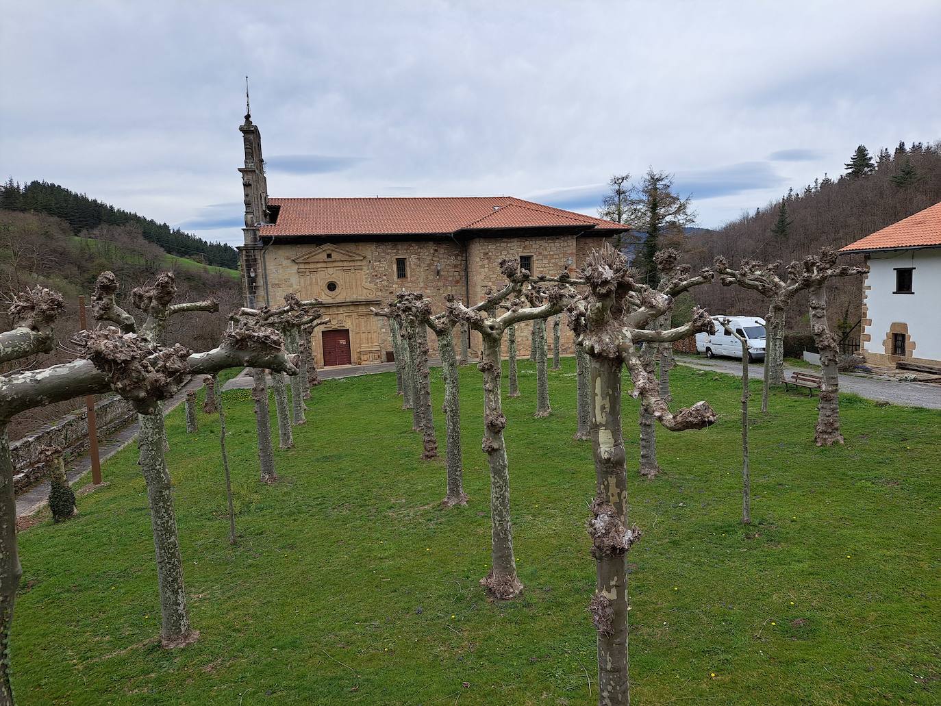Aitzorrotz, una mole sobre el Alto Deba