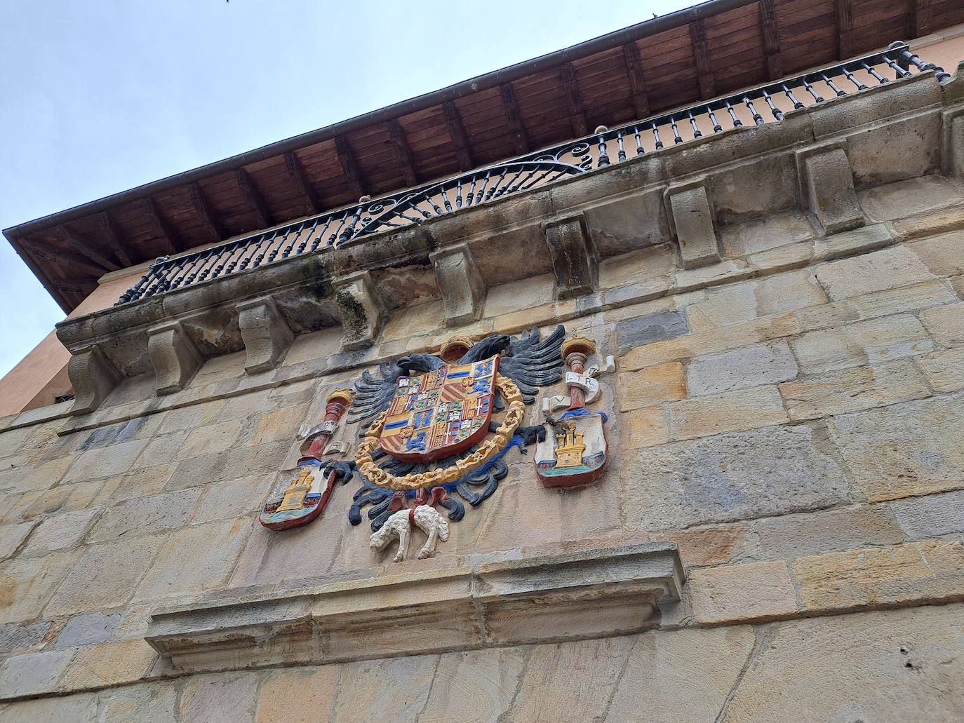 Aitzorrotz, una mole sobre el Alto Deba