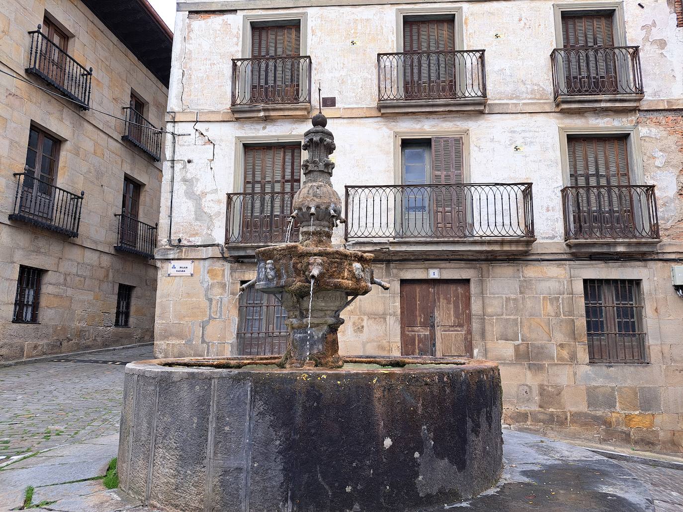 Aitzorrotz, una mole sobre el Alto Deba