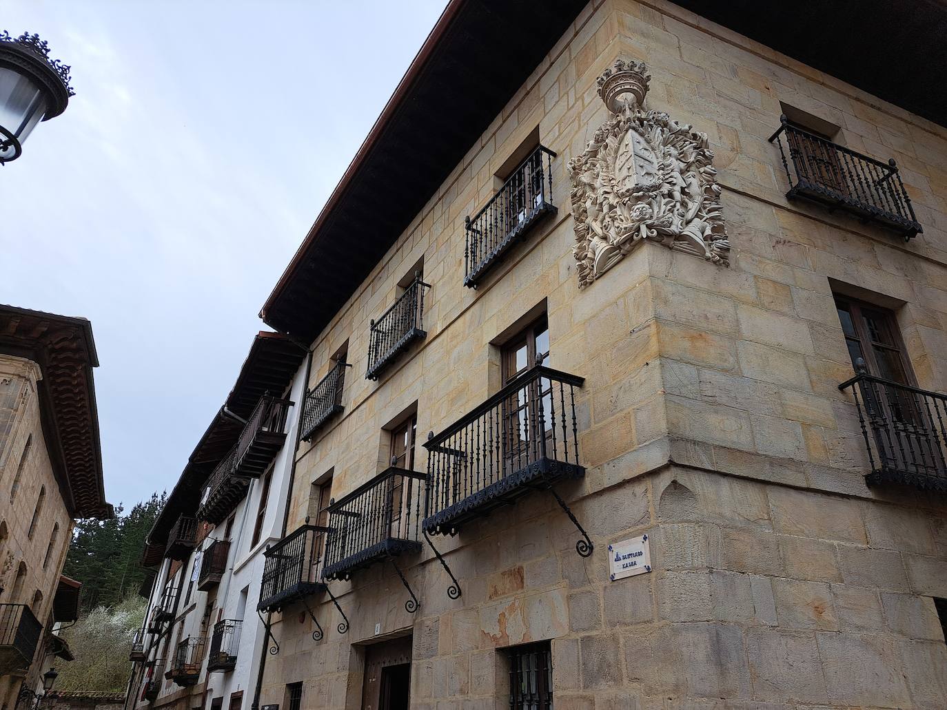 Aitzorrotz, una mole sobre el Alto Deba