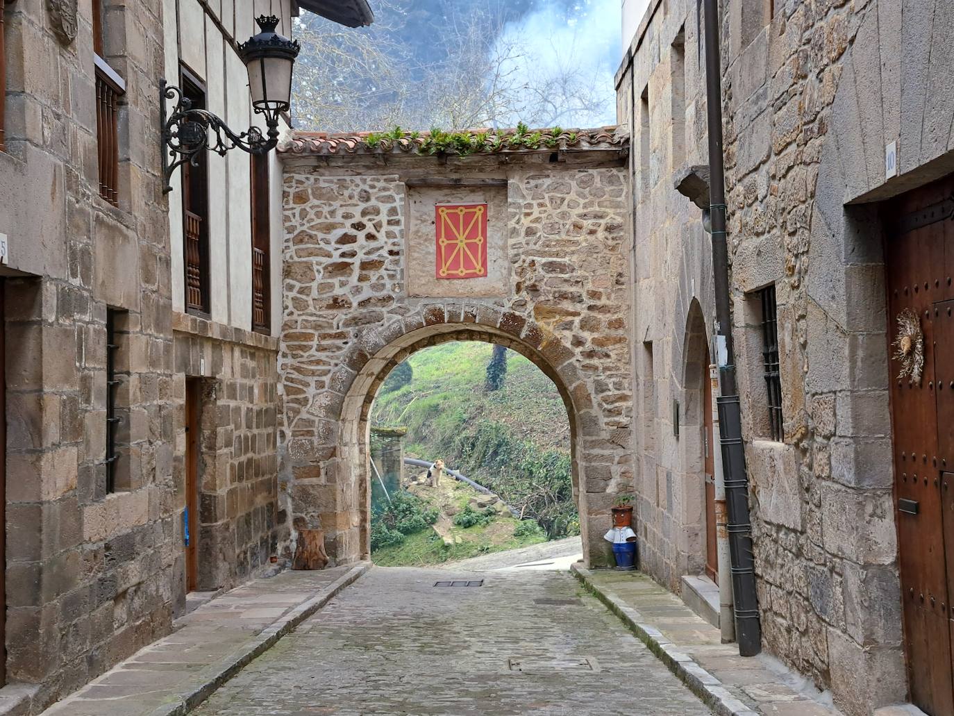 Aitzorrotz, una mole sobre el Alto Deba