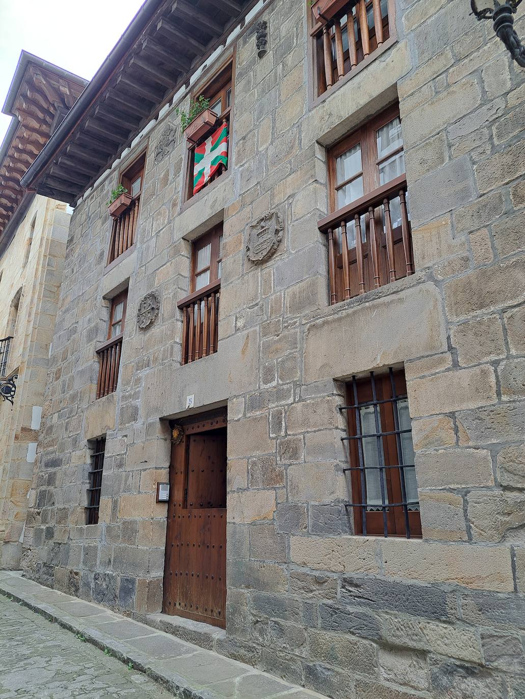 Aitzorrotz, una mole sobre el Alto Deba