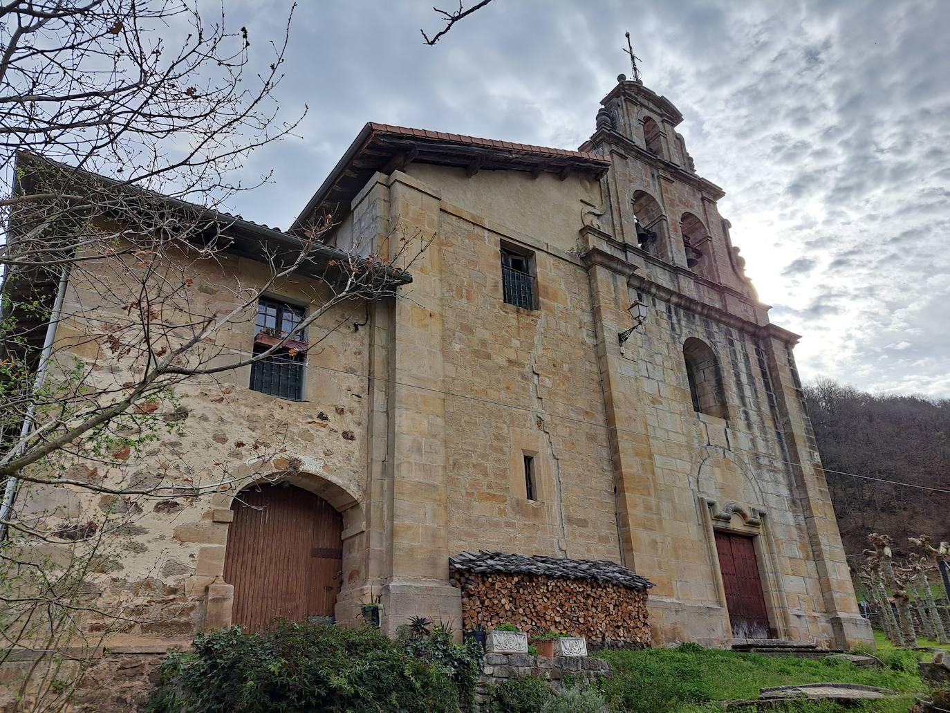 Aitzorrotz, una mole sobre el Alto Deba