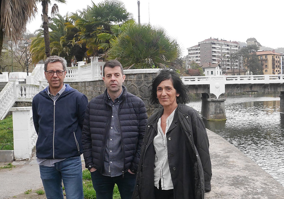 Los concejales Patxi Amantegi y Egoitz Sorozabal, y la alcaldesa Olatz Peon esta mañana, junto al Puente Nuevo de Tolosa.