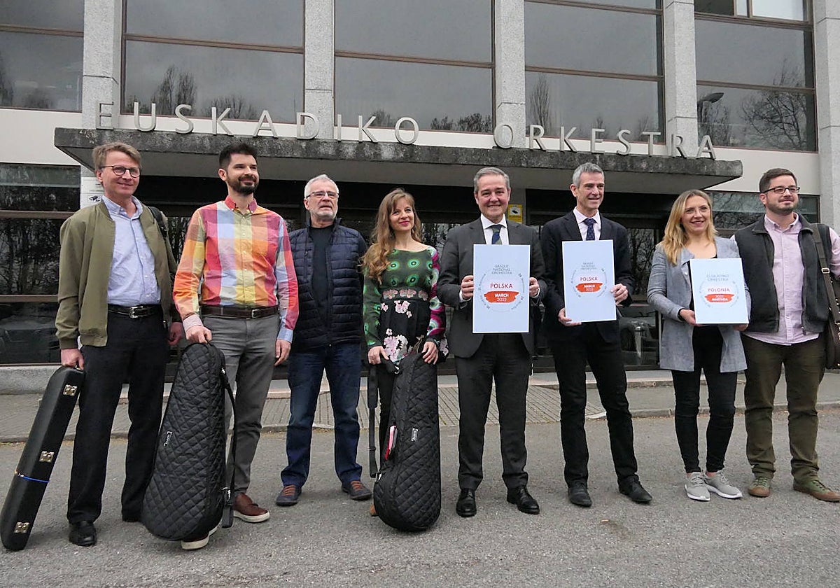 Andoni Iturbe y Oriol Roch (en el centro), con algunos de los músicos polacos que forman parte de Euskadiko Orkestra.