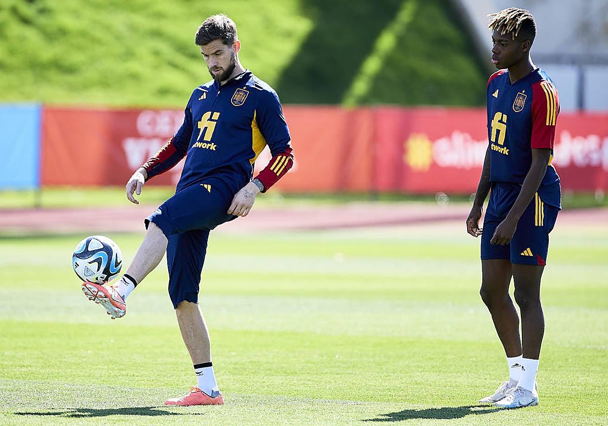 Iñigo Martínez toca el balón en un entrenamiento de la selección junto a Nico Williams.