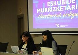 Idurre Eskisabel Kontseiluko idazkari nagusia eta Alizia Iribarren Kontseiluko lehendakaria, adierazpen publikoaren irakurketan.