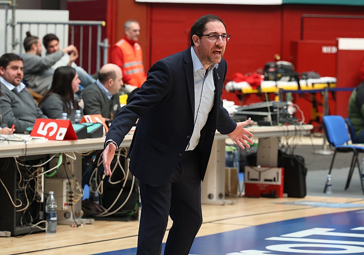Lolo Encinas da instrucciones durante un partido de esta temporada en el Angulas Aginaga Arena