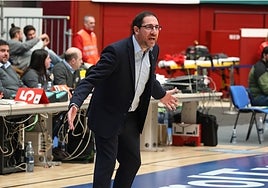 Lolo Encinas da instrucciones durante un partido de esta temporada en el Angulas Aginaga Arena