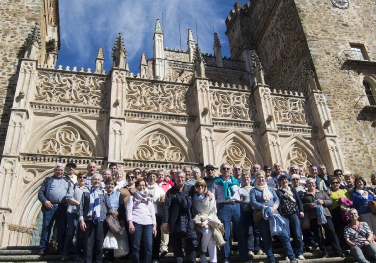 Miembros de la asociación Beheko Plaza, frente al Monasterio de Guadalupe.