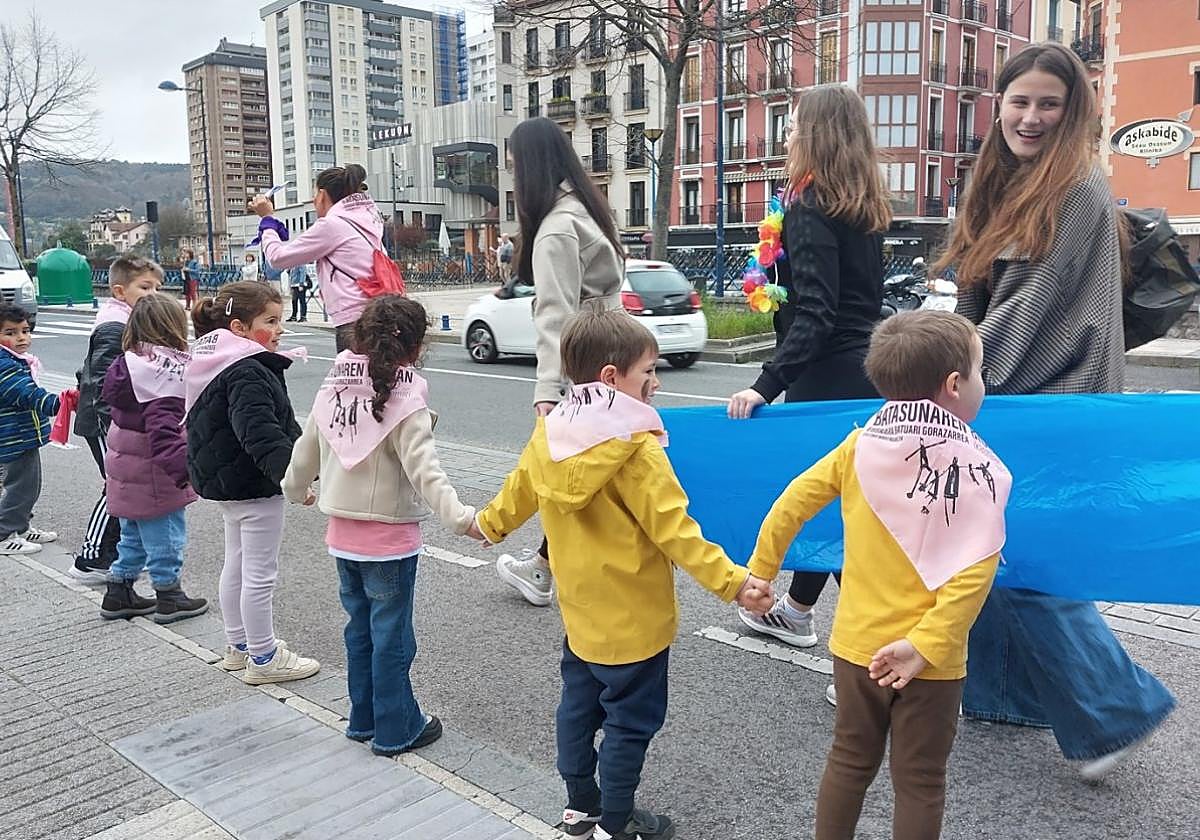 Milaka ikaslek zein irakaslek osatu zuten giza katea Errenteriako Zumarditik Donostiara.