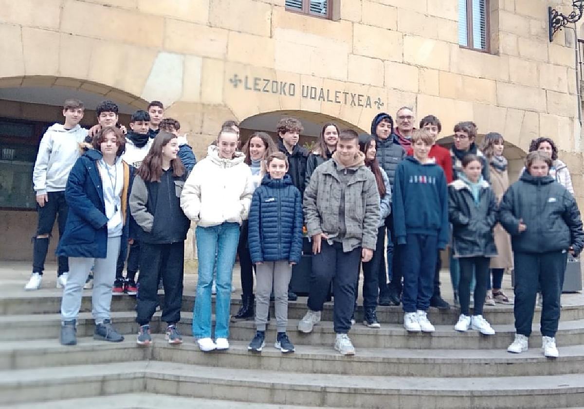 El grupo de alumnos de Lezo Institutua que han visitado el Ayuntamiento, junto con los ediles Joxean Sánchez y Laura Martínez.