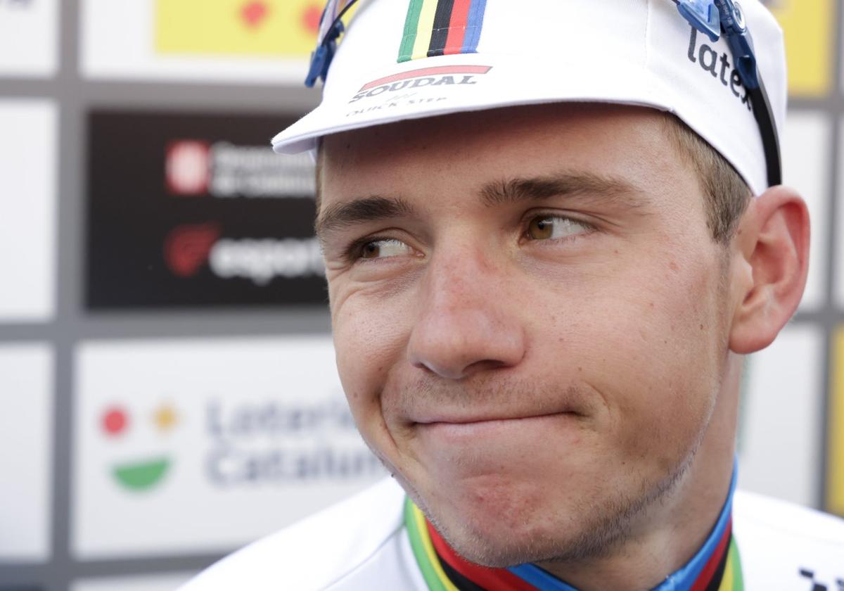 A Remco Evenepoel, resignado, se le escapa la sonrisa.