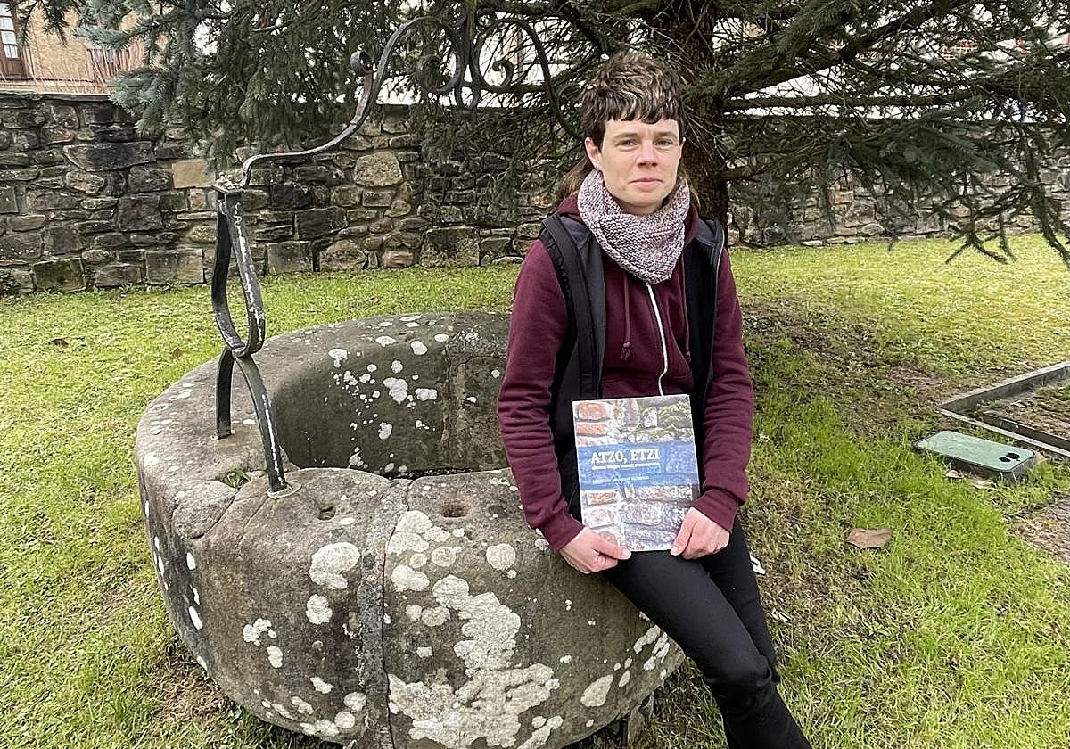 Arantzazu Sagarzazu con el libro que el Ayuntamiento ha publicado tras el trabajo etnográfico 'Erreusak'.