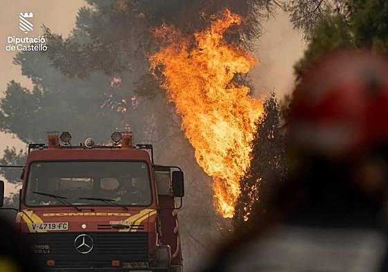 Las llamas, avanzando en Castellón.