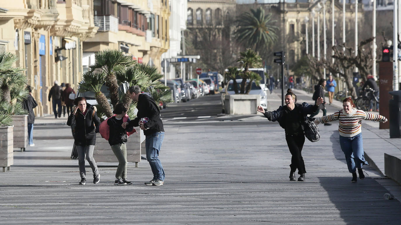 Un domingo de viento y olas en Donostia