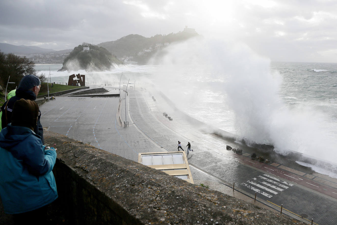 Un domingo de viento y olas en Donostia
