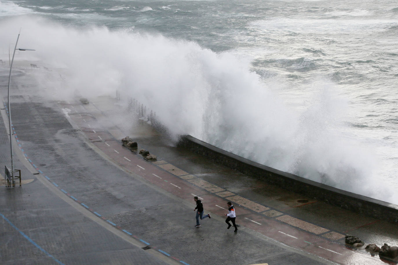 Un domingo de viento y olas en Donostia