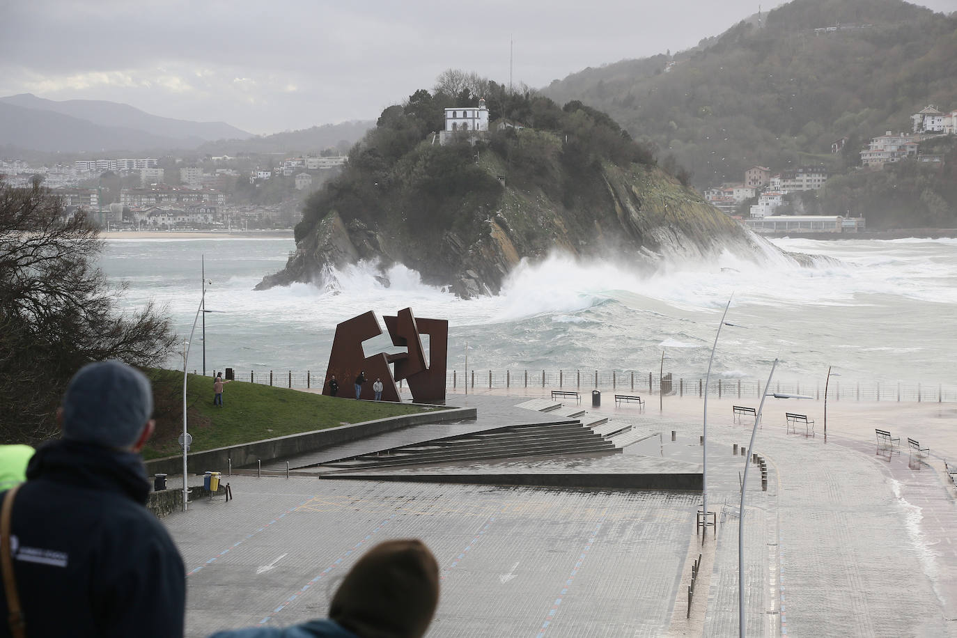 Un domingo de viento y olas en Donostia