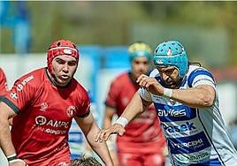 Un jugador del Ordizia se lanza a por el oval ayer en Avilés.